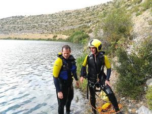 Los GEAS se suman a la búsqueda de la persona que se precipitó al embalse de Alarcón dentro un vehículo