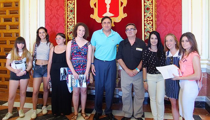 Mariscal recibe a las damas de la Feria y Fiestas de San Julián