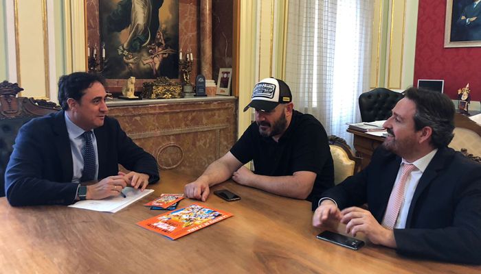 Mariscal recibe al director Juanra Fernández que ha comenzado el rodaje de su nueva película, ‘Rocambola’