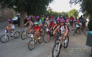 Medio centenar de bicicletas ruedan por Huete con motivo del Día de la Bici