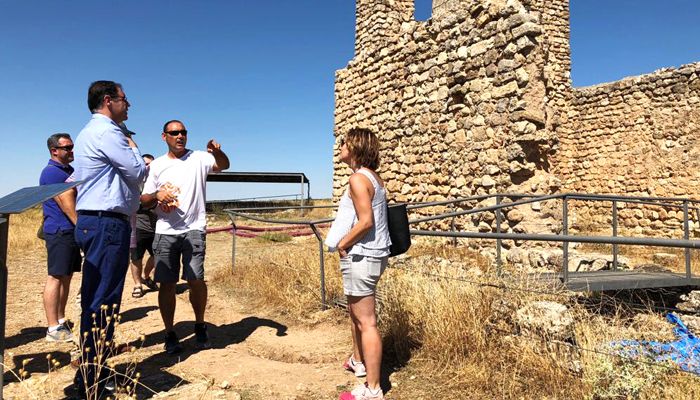 Prieto comprueba en Valeria el estado de las obras de recuperación del ninfeo y la ermita de Santa Catalina