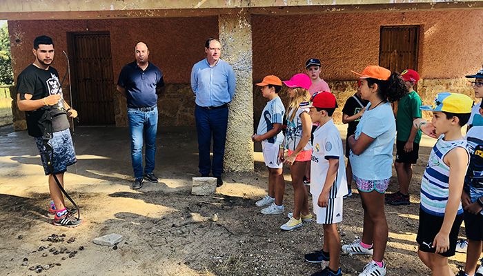 Prieto despide al último grupo de campamentos de verano de Fuente de Las Tablas y alaba el buen funcionamiento del albergue