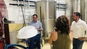 Prieto destaca la importancia de la difusión de la cultura del vino en su visita a ‘Ícala Bodegas y Viñedos’ de Casas de Benítez