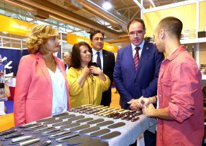 Prieto remarca la relevancia nacional alcanzada por la Feria de Artesanía de Cuenca 3 prietostandnavajas