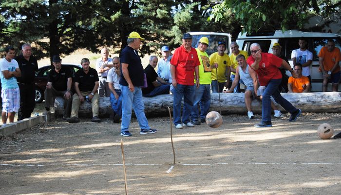 Este sábado 18 de agosto se celebró en Zarzuela la octava jornada del XI Circuito de Bolos ‘Serranía de Cuenca’, competición organizada por la Diputación Provincial de Cuenca a través de su Servicio de Deportes. Para la cita participaron todos los equipos y como siempre se dispuso a realizar el sorteo para determinar la posición de los lanzamientos, menos para el anfitrión, que siempre comienza lanzando. A su vez el juez explicó las reglas y el sistema de juego a los participantes. En esta jornada, al igual que pasó con las dos anteriores, no hubo doblete. Al finalizar todos los equipos sus lanzamientos se procedió a desempatar el cuarto y quinto puesto, entre La Cierva y Huélamo tras derribar ambos 35 bolos y que se resolvió a favor de los primeros, y el empate que determinaba la primera y segunda posición, debido al empate a 39 bolos entre Valdemoro-Sierra y Cuenca, imponiéndose el conjunto serrano al capitalino en el desempate. En la entrega de trofeos, realizada en la cancha de juego, estuvo presidida por el diputado provincial Daniel Pérez Osma, que estuvo acompañado del alcalde de Zarzuela, Alicio Triguero; la teniente de alcalde, Asunción Mancheño; y los concejales Julián Romero y José María Victoria. La clasificación general de este circuito la sigue comandando Cuenca, con 73 puntos conseguidos en las ocho citas disputadas. Le sigue, en segunda posición, Valdemoro-Sierra, con 66 puntos, mientras que Zarzuela es tercero con 59. Matemáticamente, estas tres localidades son las únicas que tienen opciones de llevarse la competición, puesto que ya solo faltan dos pruebas por disputarse. La próxima jornada se disputará en Uña, concretamente el sábado 25 de agosto.