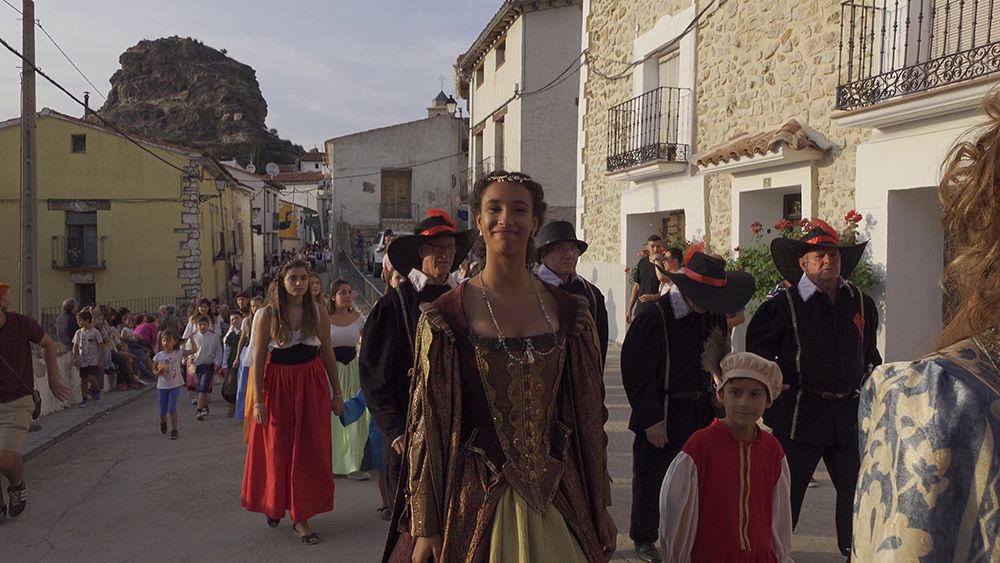 María Vicente García, la princesa del atletismo español en su pueblo, Huélamo, con motivo del V Centenario de Julián Romero.
