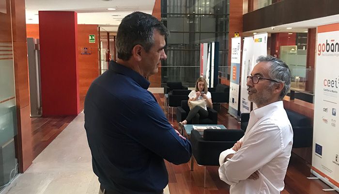 Antonio Román y la concejal de Promoción Empresarial visitan en el CEEI la nueva empresa cinematográfica liderada por Pedro Solís