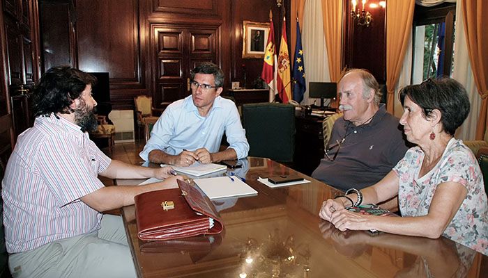 Canales trasmite a la Plataforma Abraza el Infantado el compromiso del director general de Bellas Artes de recibirles a primeros de octubre