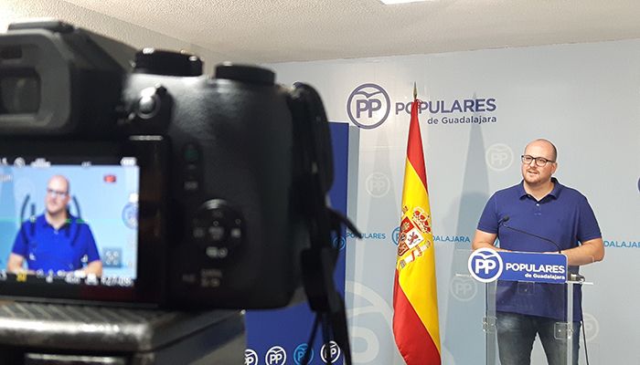 Castillo pide a Page “que se deje de fotos y ‘tuits’ y se ponga a trabajar para recuperar una Sanidad digna”