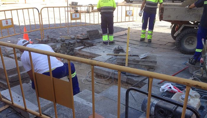 El Ayuntamiento de Cuenca arregla las losas de piedra de la Plaza Mayor y Obispo Valero dando cumplimiento a uno de los acuerdos con Cs