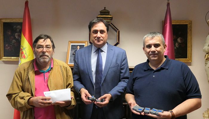 El Ayuntamiento de Cuenca entrega a la ONCE quince mandos detectores de semáforos que facilitan la movilidad