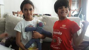 El osito que viajó por el mundo para hacer felices a un niño y una niña de Villanueva de la Torre llamados a hacer grandes cosas en el futuro