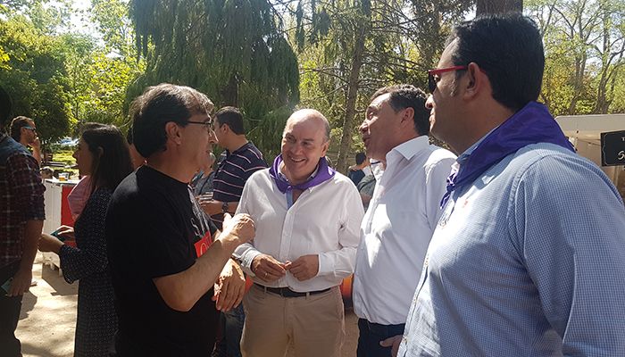 El presidente de la Diputación, José Manuel Latre, participa en el Vermú Solidario de Nipace