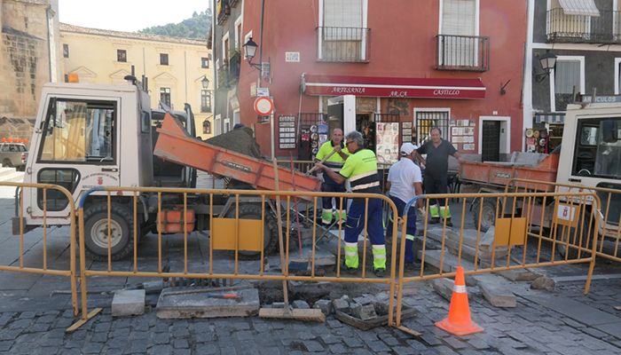 El Servicio de Obras instala las talanqueras y repara el pavimento de cara a las fiestas de San Mateo
