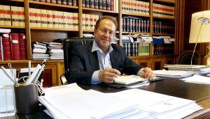 Huete recuerda a los bomberos que en abril rehusaron sentarse en la mesa negociadora convocada por Diputación