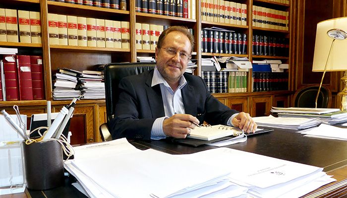 Huete recuerda a los bomberos que en abril rehusaron sentarse en la mesa negociadora convocada por Diputación