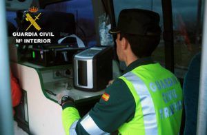 Investigado un camionero que sextuplicó la tasa de alcohol tras volcar en Guadalajara