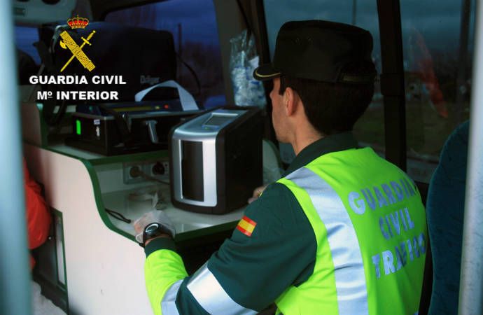 Investigado un camionero que sextuplicó la tasa de alcohol tras volcar en Guadalajara