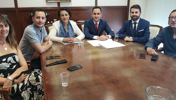 La ministra de Trabajo, Magdalena Valerio, visita el Ayuntamiento de Cabanillas