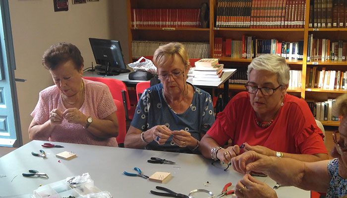 La Máquina Real y el centro de mayores San Pedro terminan su taller de elaboración de joyas
