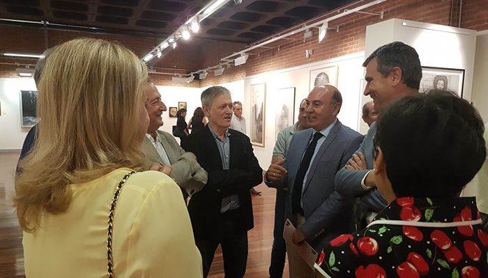 Latre anima a visitar las exposiciones del Centro San José con motivo de las Ferias y Fiestas de Guadalajara