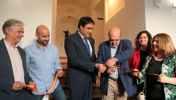 Mariscal inaugura la exposición homenaje a Pedro Mercedes y a la alfareria conquense