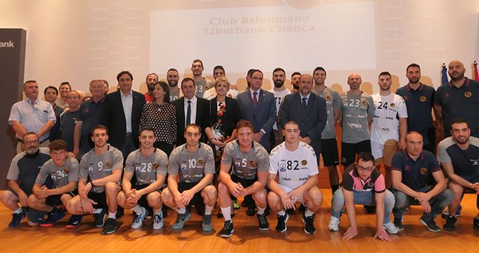 Mariscal muestra el apoyo del Ayuntamiento al Balonmano de Cuenca