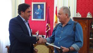 Mariscal recibe al guionista cinematográfico Claro García, invitado del Festival de Cortometrajes FICCIón-20