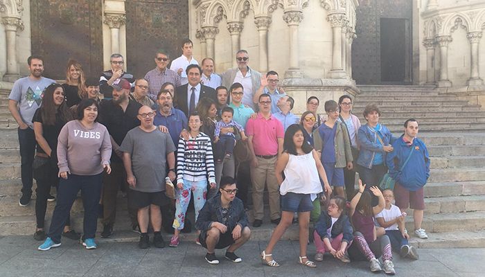 Multitudinario recibimiento de las asociaciones de personas con discapacidad intelectual de Cuenca a Javier Fesser por su película Campeones