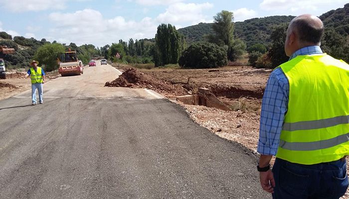 Más de 50 personas, una treintena de medios materiales y vehículos del Gobierno regional despejan las carreteras tras las intensas lluvias