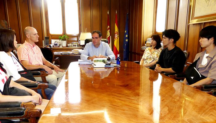 Prieto acerca la realidad de Cuenca y de la Diputación a un grupo de universitarios japoneses