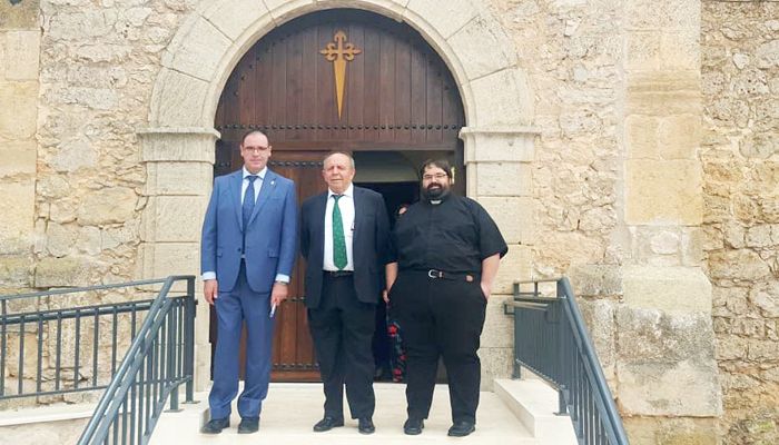 Prieto comprueba con satisfacción la ejecución de las obras de mejora de accesibilidad de la iglesia parroquial de la Santa Cruz de Almendros