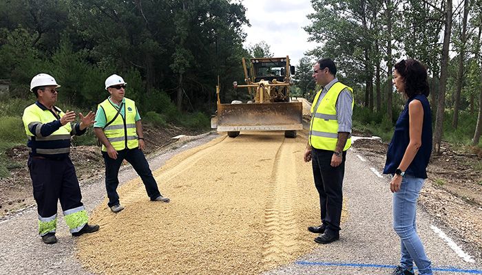 Prieto comprueba el desarrollo de las obras de mejora de la carretera CUV-5003 entre Salvacañete y El Cubillo