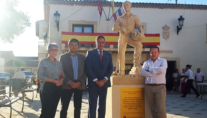 Prieto inaugura en El Picazo el monumento a los hortelanos