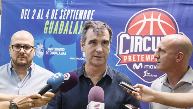 Román visita a los jugadores de la ACB que estos días juegan en el Multiusos de Guadalajara