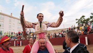 Sánchez Vara corta siete orejas y un rabo y sale a hombros de Pareja en el día de la Virgen de los Remedios