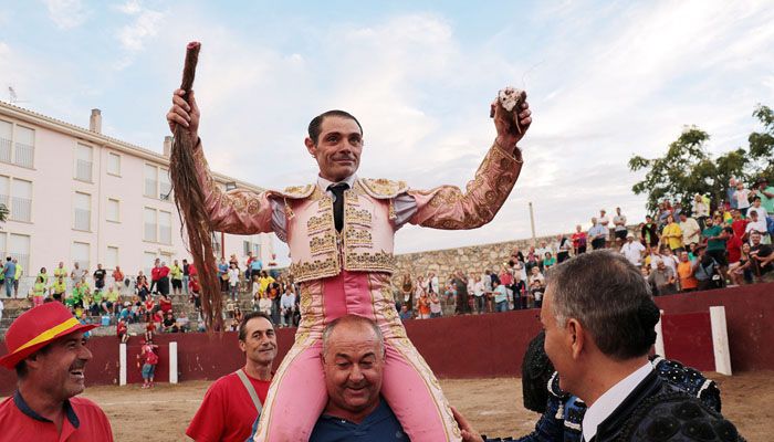 Sánchez Vara corta siete orejas y un rabo y sale a hombros de Pareja en el día de la Virgen de los Remedios