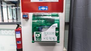 Telefónica instalará desfibriladores monitorizados online en todos los centros e instalaciones de Decathlon