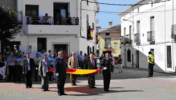 Torrejoncillo del Rey pone de manifiesto su compromiso con la bandera nacional