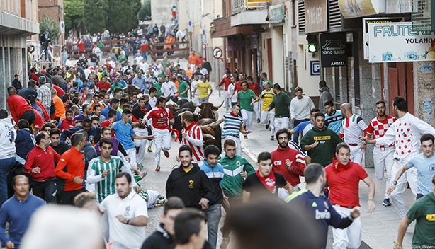 Tres personas heridas, una por asta de toro que ha sufrido desgarro en el escroto, en el segundo encierro de las Ferias de Guadalajara