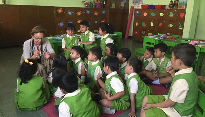 § Durante seis días, un equipo de seis personas entre odontólogas e higienistas de toda España, entre los que se cuenta Susana Cruz, han atendido a más de 350 personas y han formado a la población sobre buenos hábitos de salud dental.