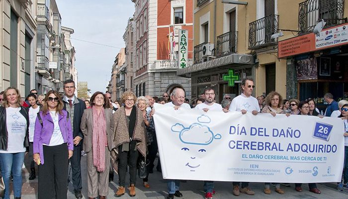 Casi 300 personas visibilizan el Daño Cerebral Adquirido en la marcha que ha recorrido el centro de Guadalajara para concienciar sobre esta enfermedad