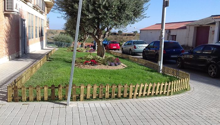 Comienzan las actuaciones de mejora en las zonas verdes de la plaza de Los Olmos en El Casar