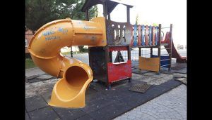 Denunciado un joven de 18 años por realizar graffitis en el parque de la calle de La Barca