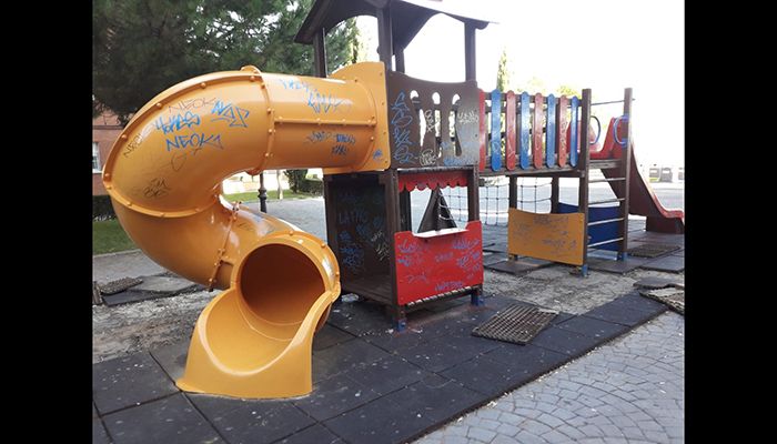 Denunciado un joven de 18 años por realizar graffitis en el parque de la calle de La Barca