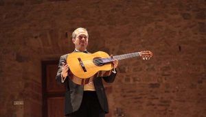 Dieci homenajea en Sigüenza la música para guitarra española e italiana con una 'Romanillos'