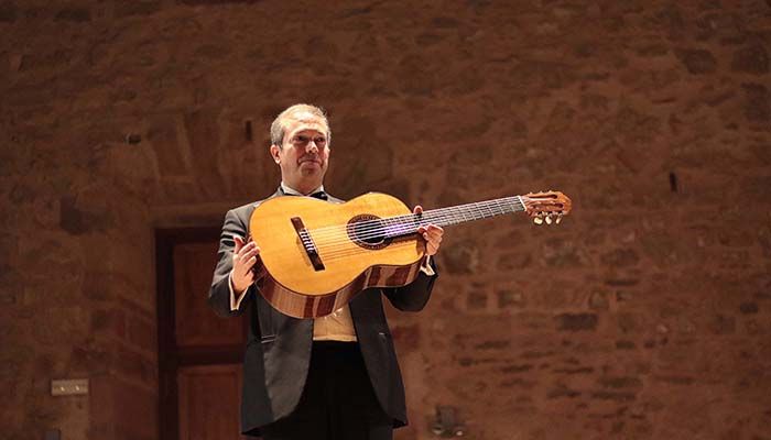 Dieci homenajea en Sigüenza la música para guitarra española e italiana con una 'Romanillos'