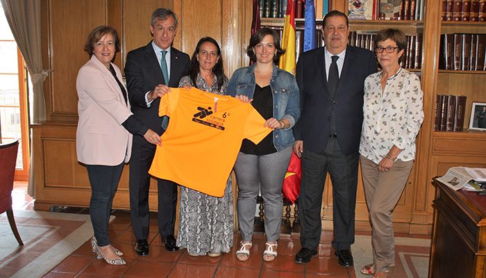 El Ayuntamiento de Camarena se enfunda la camiseta naranja de la 6ª Carrera Solidaria “Fundación Eurocaja Rural-Grupo Tello Alimentación”