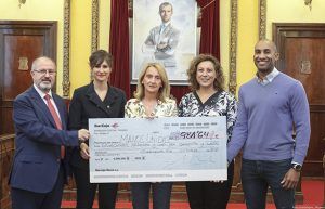 El Ayuntamiento de Guadalajara entrega a Manos Unidas de la recaudación obtenida en el teatro infantil de las Ferias y Fiestas