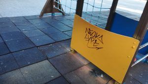 El juego de la calle La Barca, recién arreglado, ya vuelve a estar lleno de graffitis
